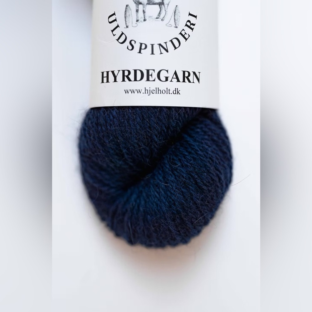 Hjelholt's HYRDEGARN - 8 x navy blue, 1 x black
